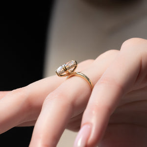 The Kamellie Set With A Elongated Cushion Moissanite
