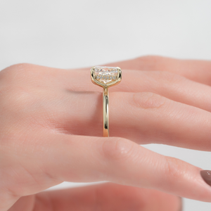 The Kamellie Set With A Elongated Cushion Moissanite