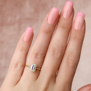 The Kamellie Set With A Emerald Lab Diamond