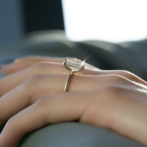 The Kamellie Set With A Emerald Lab Diamond