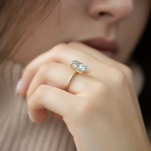 The Kamellie Set With A 1 Carat Oval Moissanite
