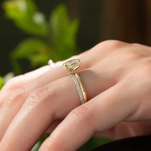 The Kamellie Set With A 1 Carat Oval Moissanite