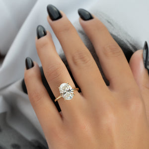 The Kamellie Set With A 1 Carat Oval Moissanite