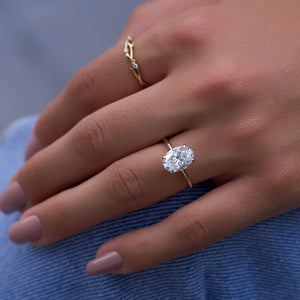 The Kamellie Set With A 1 Carat Oval Moissanite