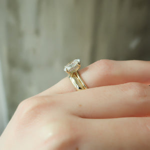 The Kamellie Set With A 1 Carat Oval Moissanite