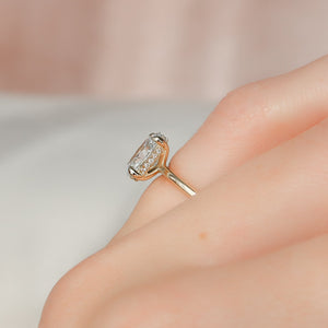 The Kamellie Set With A 1 Carat Oval Moissanite