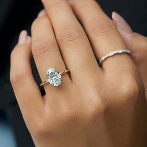 The Kamellie Set With A 1 Carat Oval Moissanite