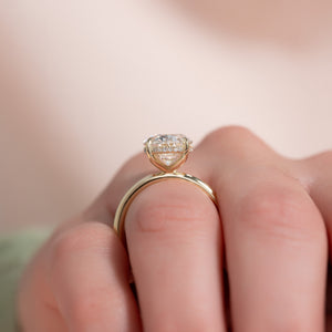 The Kamellie Set With A 1 Carat Oval Moissanite