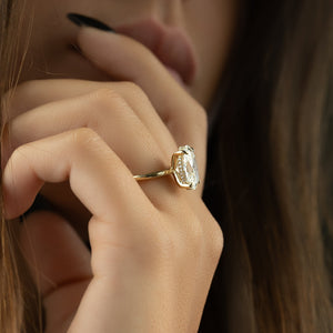 The Kamellie Set With A 1 Carat Oval Moissanite