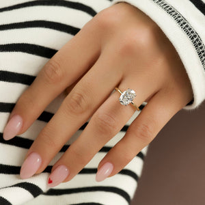 The Kamellie Set With A 1 Carat Oval Moissanite