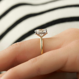 The Kamellie Set With A 1 Carat Oval Moissanite