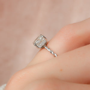 The Alice Set With A 2.5 Carat Cushion Lab Diamond