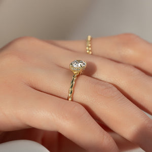 The Alice Set With A Oval Lab Diamond