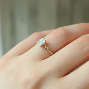 The Alice Set With A Oval Lab Diamond