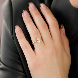 The Alice Set With A Oval Lab Diamond