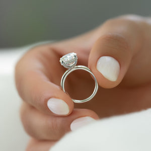 The Crown Kamellie Set With A 5 Carat Oval Moissanite