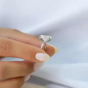 The Crown Kamellie Set With A 5 Carat Oval Moissanite