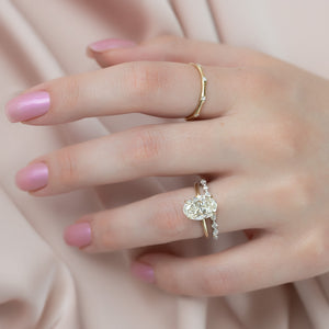 The Crown Kamellie Set With A 1.5 Carat Oval Lab Diamond