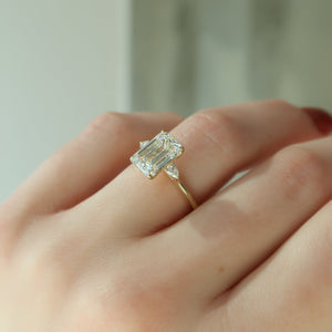 The Pears Liv Set With A Emerald Moissanite