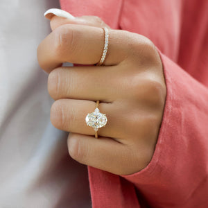 The Pears Liv Set With A 2.5 Carat Oval Lab Diamond