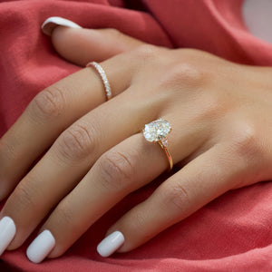 The Pears Liv Set With A 2.5 Carat Oval Lab Diamond