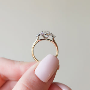 The Pears Liv Set With A 2.5 Carat Oval Lab Diamond