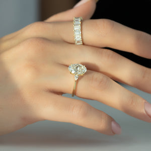 The Pears Liv Set With A 2.5 Carat Oval Lab Diamond