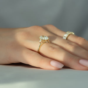 The Pears Liv Set With A 2.5 Carat Oval Lab Diamond