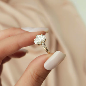 The Pears Liv Set With A 2.5 Carat Oval Lab Diamond