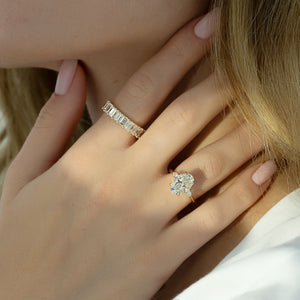 The Pears Liv Set With A 2.5 Carat Oval Lab Diamond