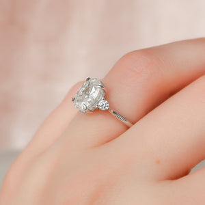 The Lia Set With A 2.5 Carat Oval Lab Diamond