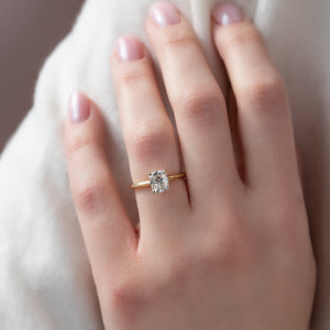 The Razor Kamellie Set With A Elongated Cushion Moissanite