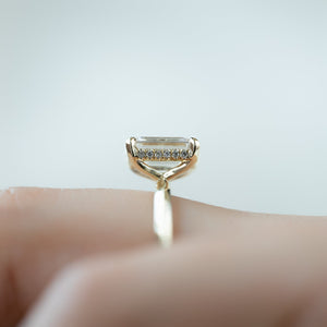 The Razor Kamellie Set With A 4.5 Carat Emerald Moissanite