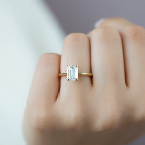The Razor Kamellie Set With A 4.5 Carat Emerald Moissanite