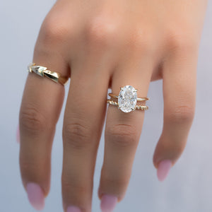 The Razor Kamellie Set With A 1 Carat Oval Moissanite