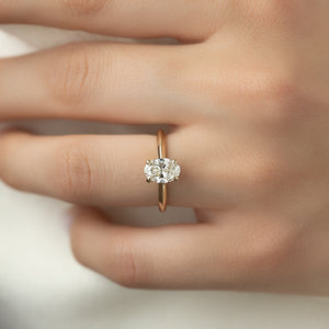 The Razor Kamellie Set With A 1 Carat Oval Moissanite