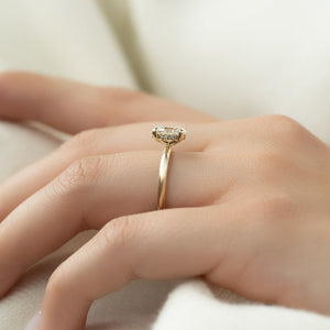 The Razor Kamellie Set With A 1 Carat Oval Moissanite