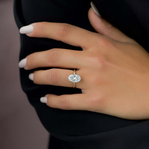 The Razor Kamellie Set With A 1 Carat Oval Moissanite