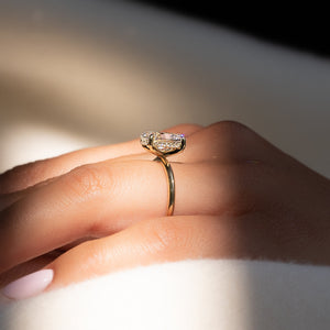 The Razor Kamellie Set With A 1 Carat Oval Moissanite