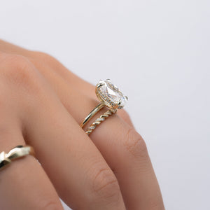 The Razor Kamellie Set With A 1 Carat Oval Moissanite