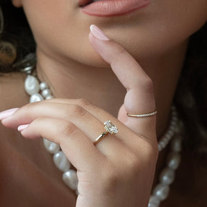 The Razor Kamellie Set With A 1 Carat Oval Moissanite