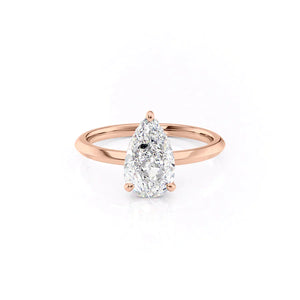 The Razor Kamellie Set With A 4 Carat Pear Moissanite