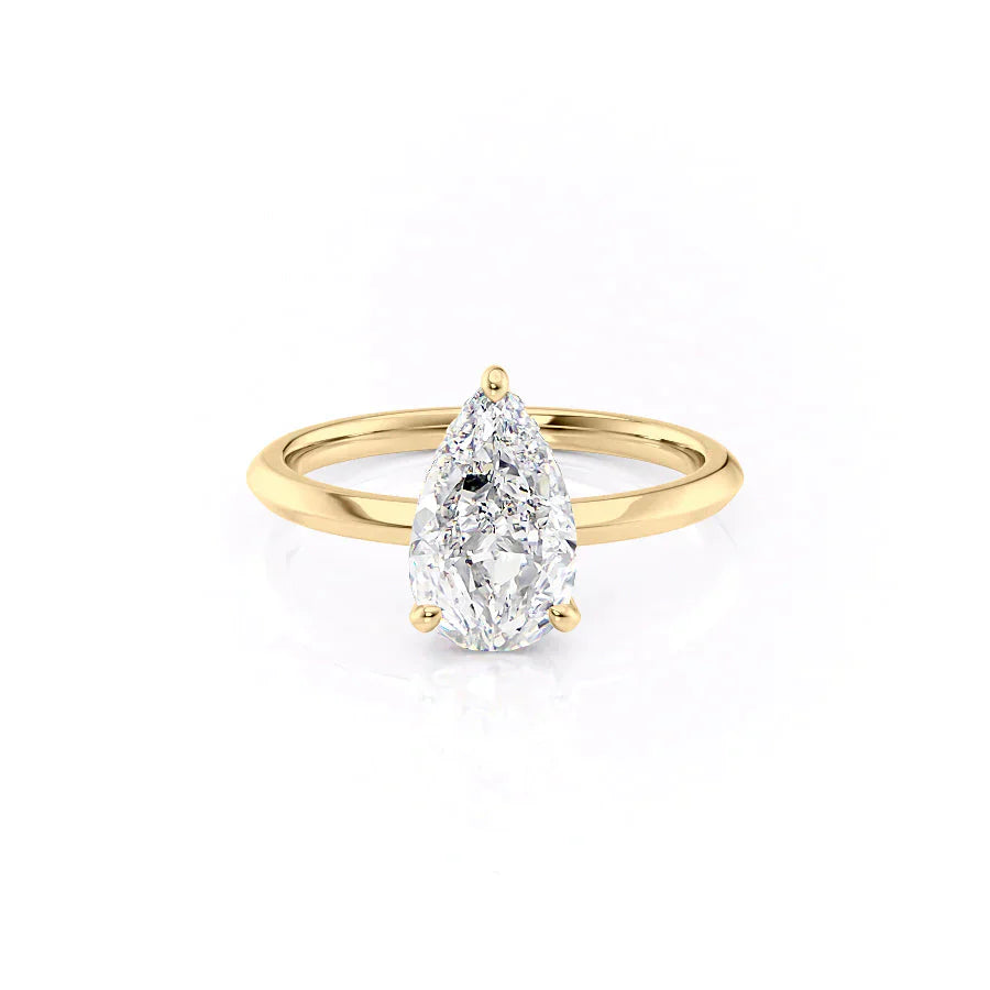 The Razor Kamellie Set With A 2.5 Carat Pear Moissanite