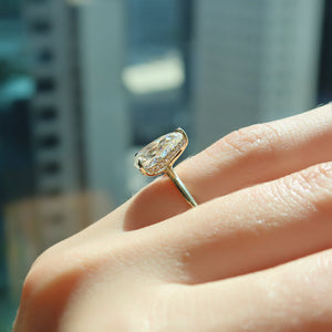 The Razor Kamellie Set With A Pear Lab Diamond