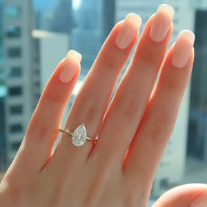 The Razor Kamellie Set With A Pear Lab Diamond