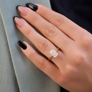 The Razor Kamellie Set With A 2.5 Carat Radiant Moissanite