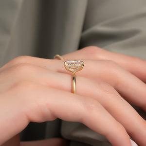The Razor Kamellie Set With A 2.5 Carat Radiant Moissanite