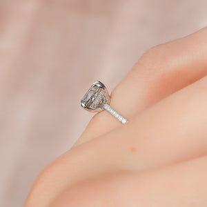The Low Profile Kamellie Set With A Cushion Lab Diamond