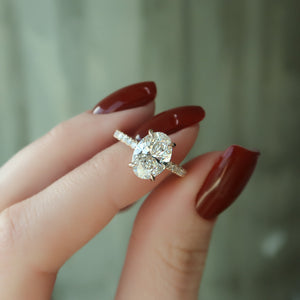 The Low Profile Kamellie Set With A Oval Lab Diamond