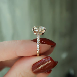 The Low Profile Kamellie Set With A Oval Lab Diamond